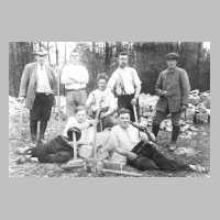 079-0042 Foto von ca. 1930. Liegend rechts Otto Jermies aus Poppendorf. Ferner sind im Bild Ernst Broyer Romau und Fritz Broyer, Milchbude-Sanditten.jpg